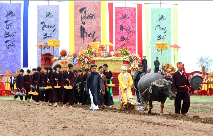 Tìm về giá trị tốt đẹp của lễ hội xuân